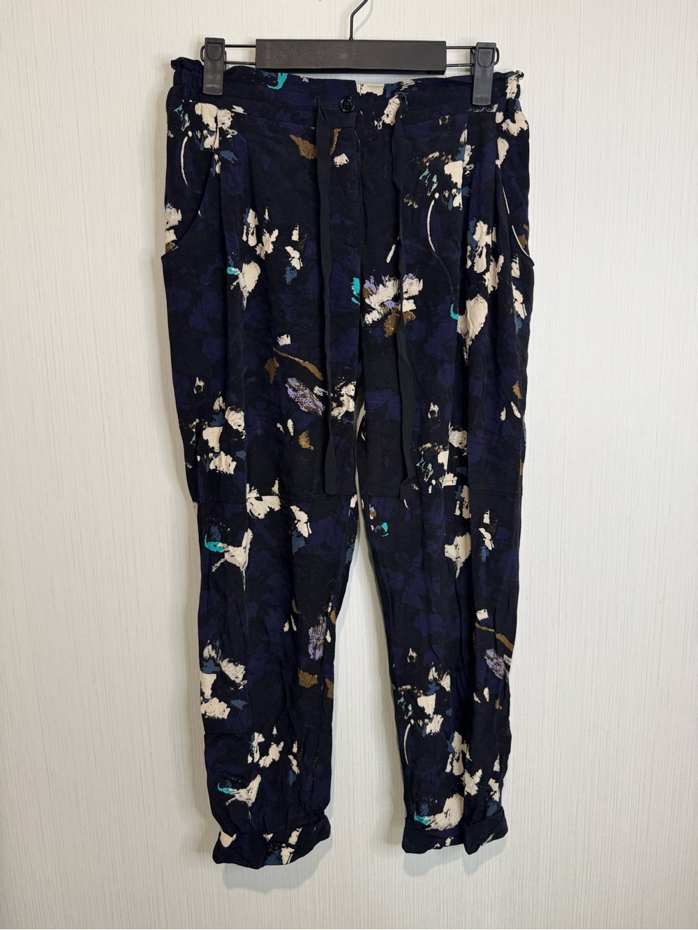 Aritzia Wilfred Marais Pant. XS. Black/Blue Floral Print. No flaws noted.